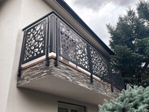 Designové balkonové ocelové zábradlí PROWERK. Modulové zábradlí s jednoduchou montáží jednotlivých dílů. Zábradlí je žárově zinkované a lakované práškovou černou barvou.